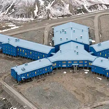 Грузовой терминал в морском порту Певек. Комплексное здание